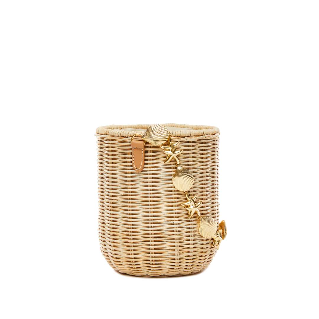 Side view of straw bucket bag