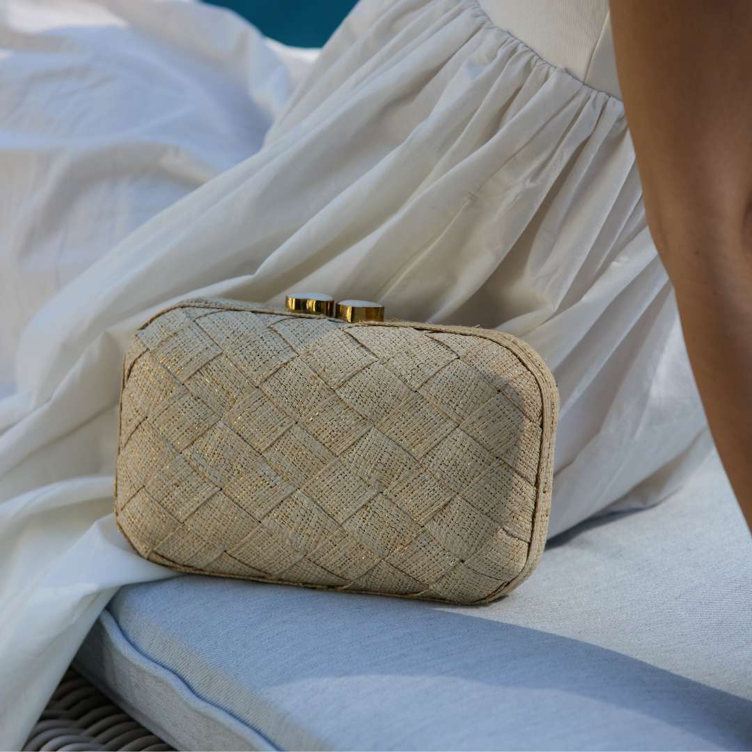 Straw clutch woven with lurex – The Love Heart Clutch
